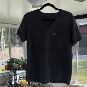 Figs woman’s charcoal one pocket top